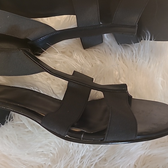 Black summer sandals. - Picture 6 of 8